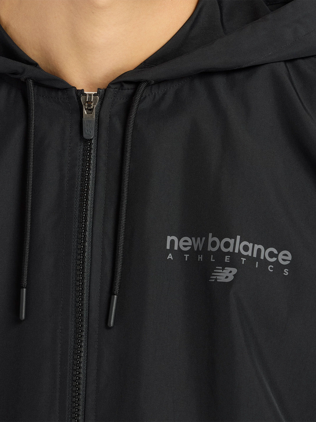 New Balance Trackside Jacket Black close-up logo borst