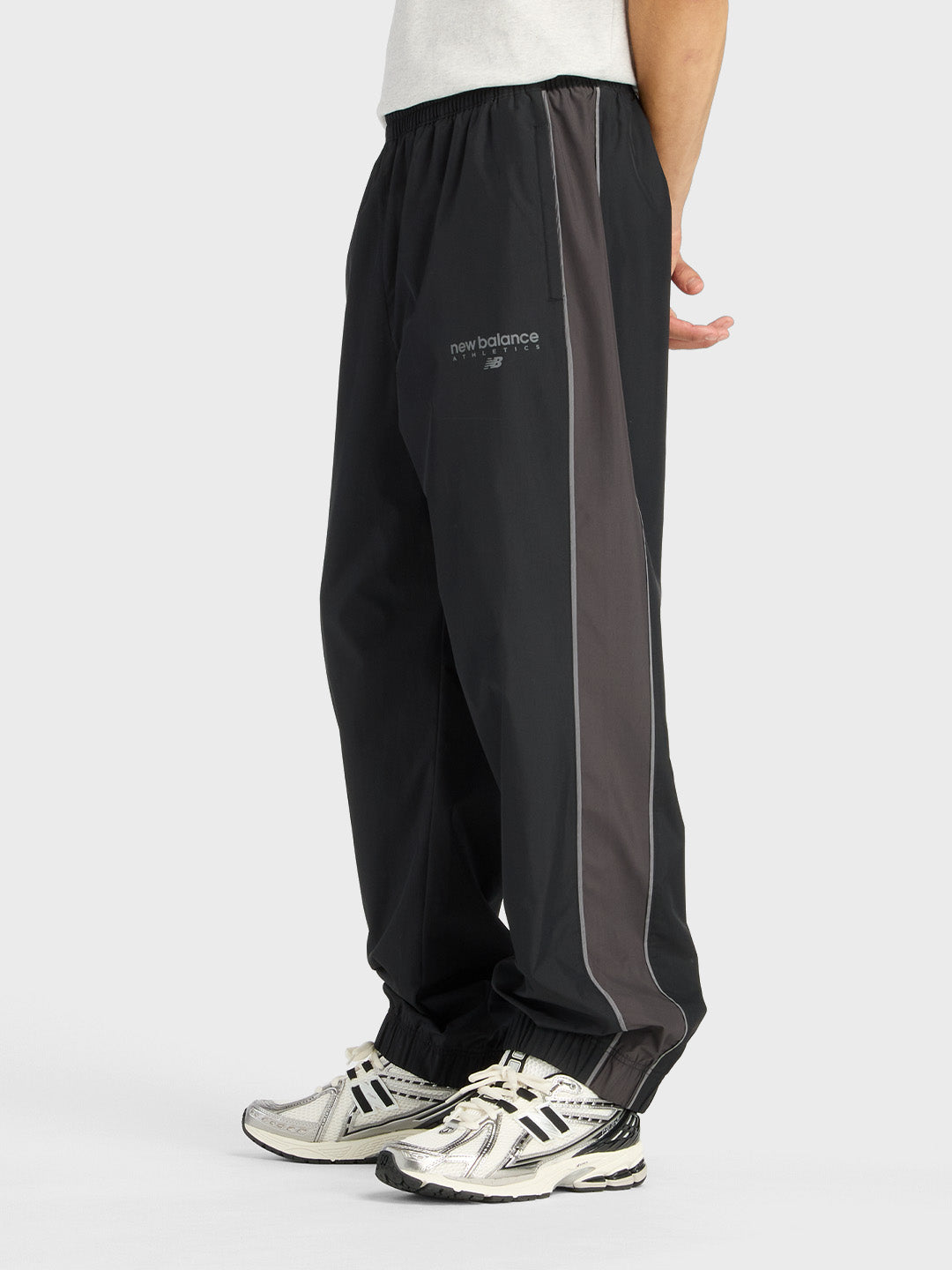 New Balance Trackside Pants Black model schuin voor