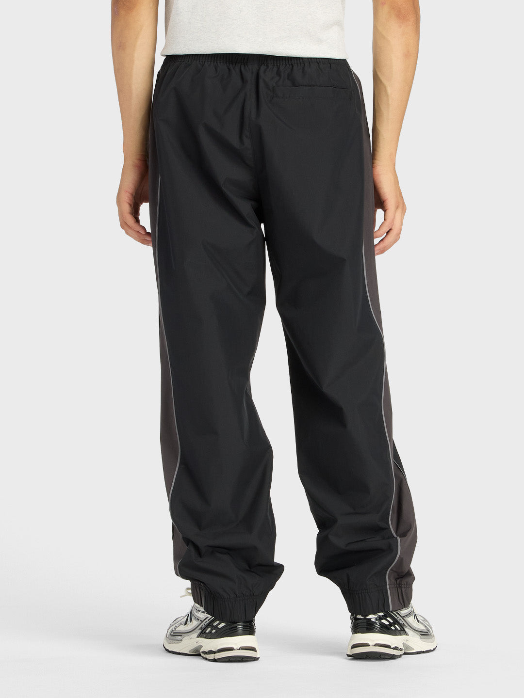 New Balance Trackside Pants Black model achterkant