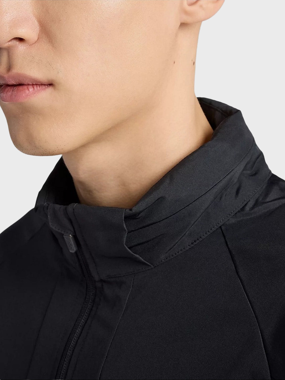 New Balance Utility Woven Jacket Black - close-up kraag met verborgen capuchon