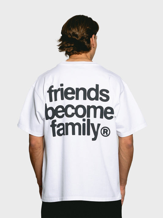 Model achterkant Ninetyfour FBF Chalk T-Shirt White met zwarte Friends Become Family print