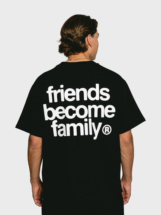 Model achterkant Ninetyfour FBF Obscura T-Shirt Black met witte Friends Become Family print