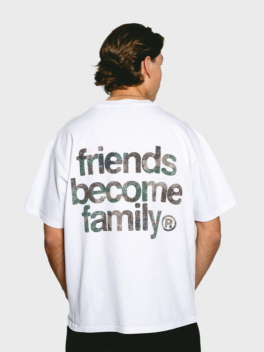Model draagt Ninetyfour FBF Tierra T-Shirt White, achterkant met Friends Become Family print in groen camo