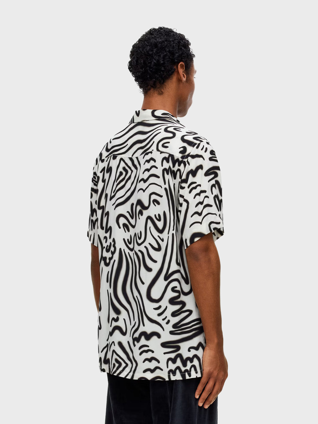 OAS Aerosol Viscose Shirt White/Black - model achterkant