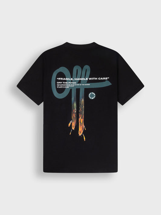Off The Pitch Blast T-Shirt Zwart met lava rugprint