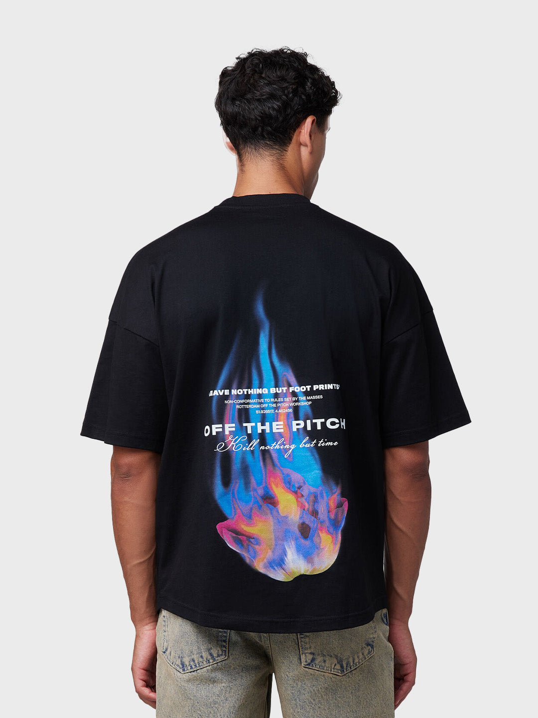 Off The Pitch Burning Flower T-Shirt Black achterkant model