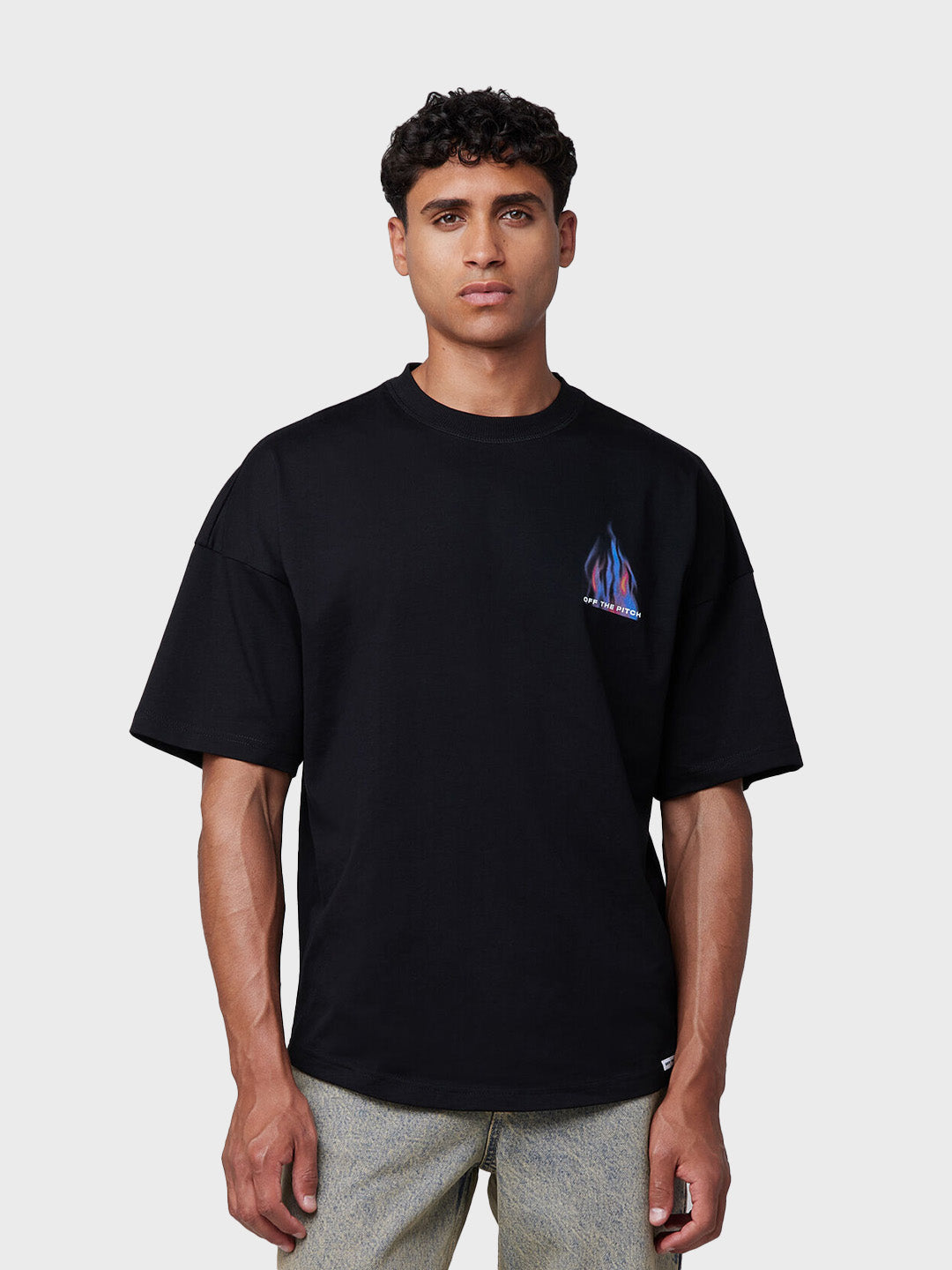 Off The Pitch Burning Flower T-Shirt Black voorkant model
