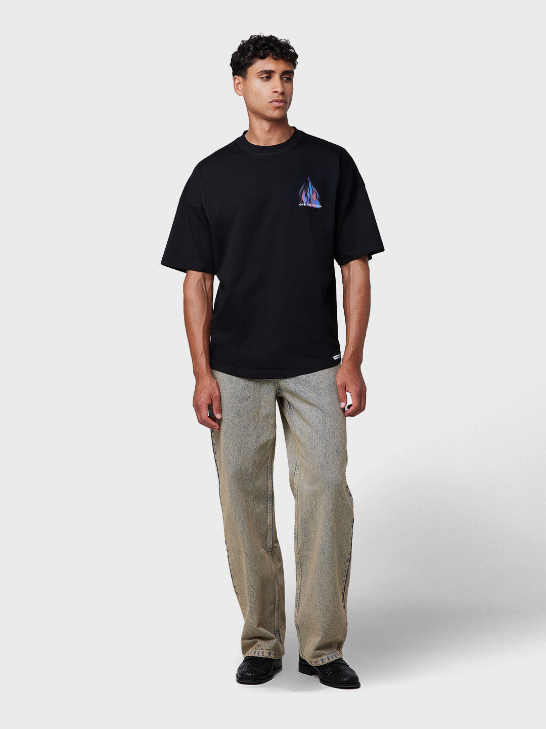 Off The Pitch Burning Flower T-Shirt Black full-outfit met jeans