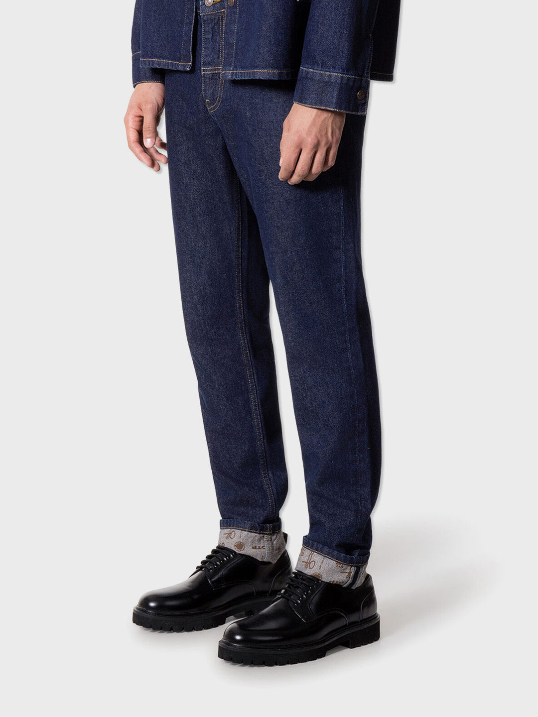 Model draagt OTP Double Faced Jeans – schuin vooraanzicht, casual streetstyle