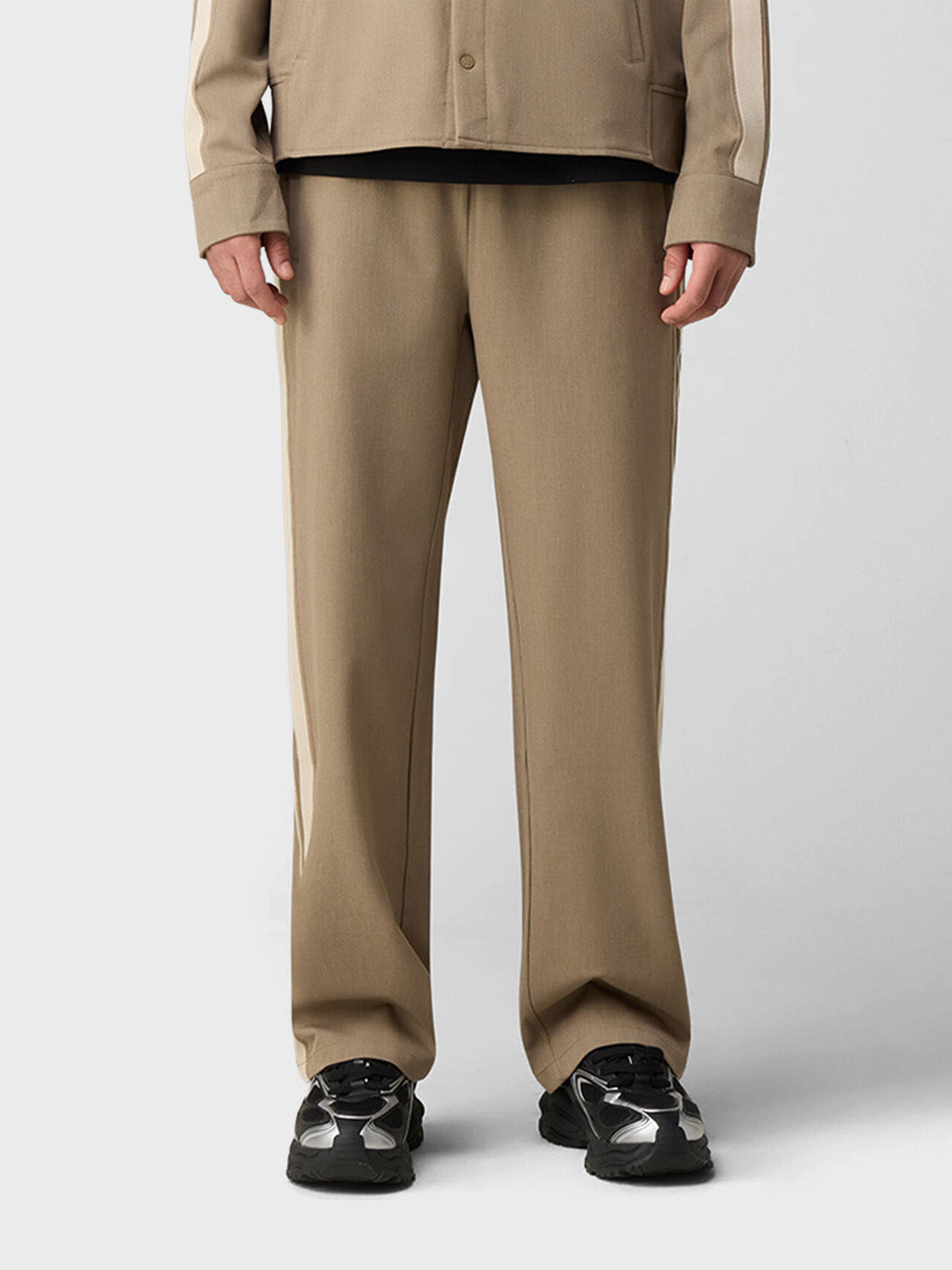 Off The Pitch Faction Pants Sand - model voorkant