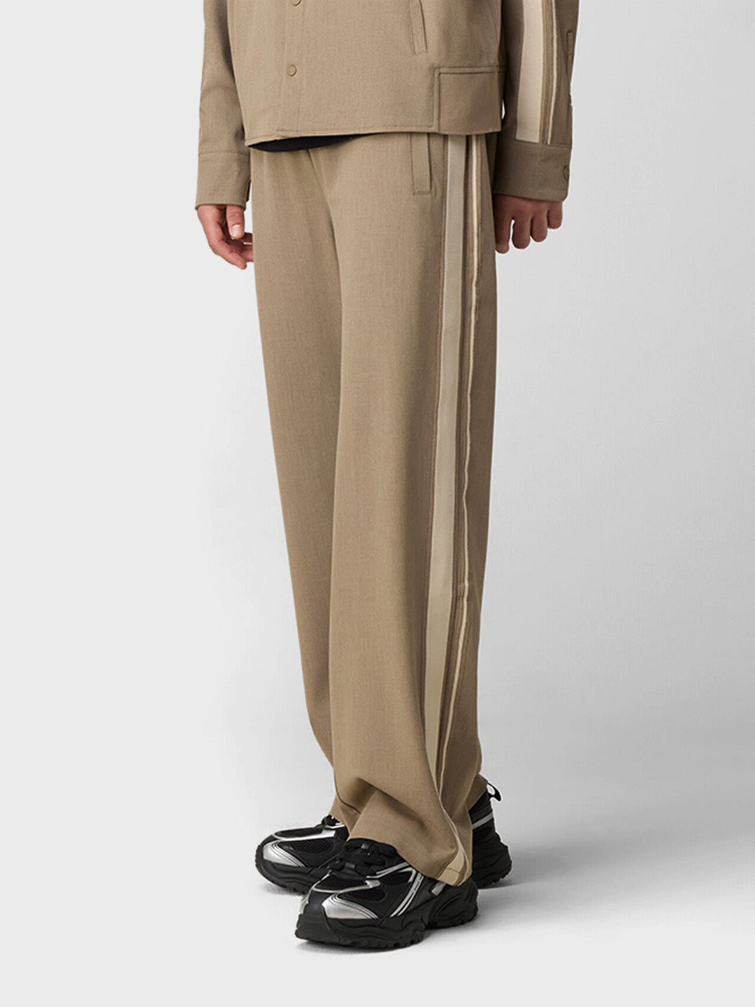 Off The Pitch Faction Pants Sand - model zijkant