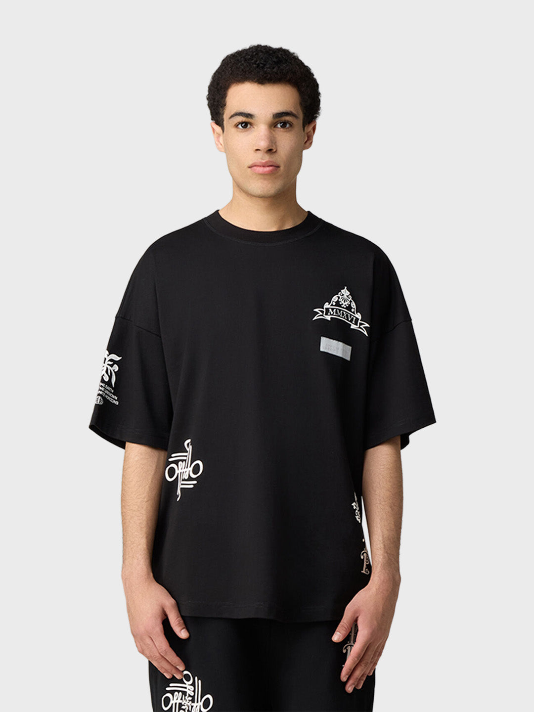 Off The Pitch Filigrain T-Shirt Black - model voorkant