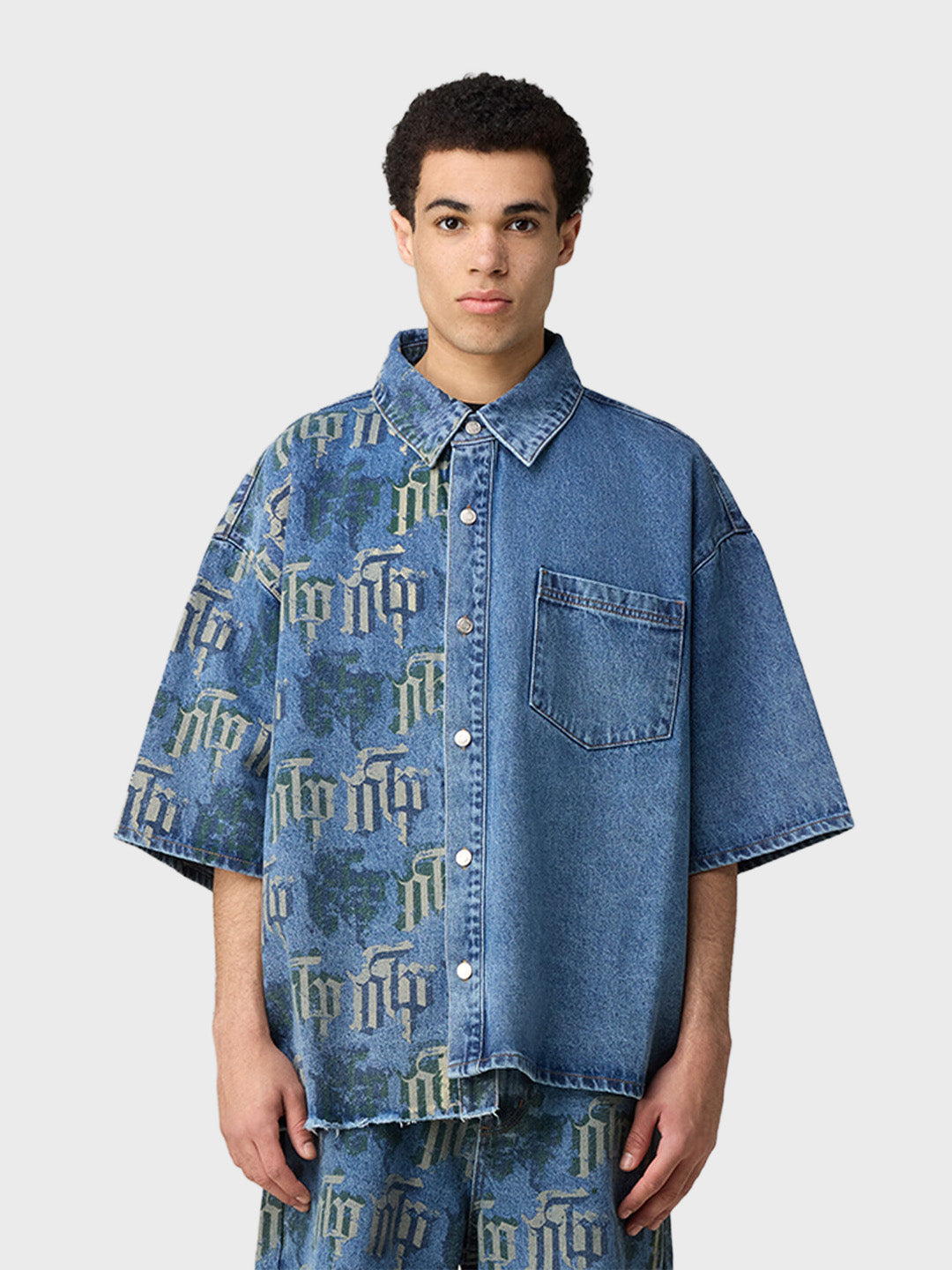 Off The Pitch Fraktur Denim Shirt Stone Wash - model voorkant