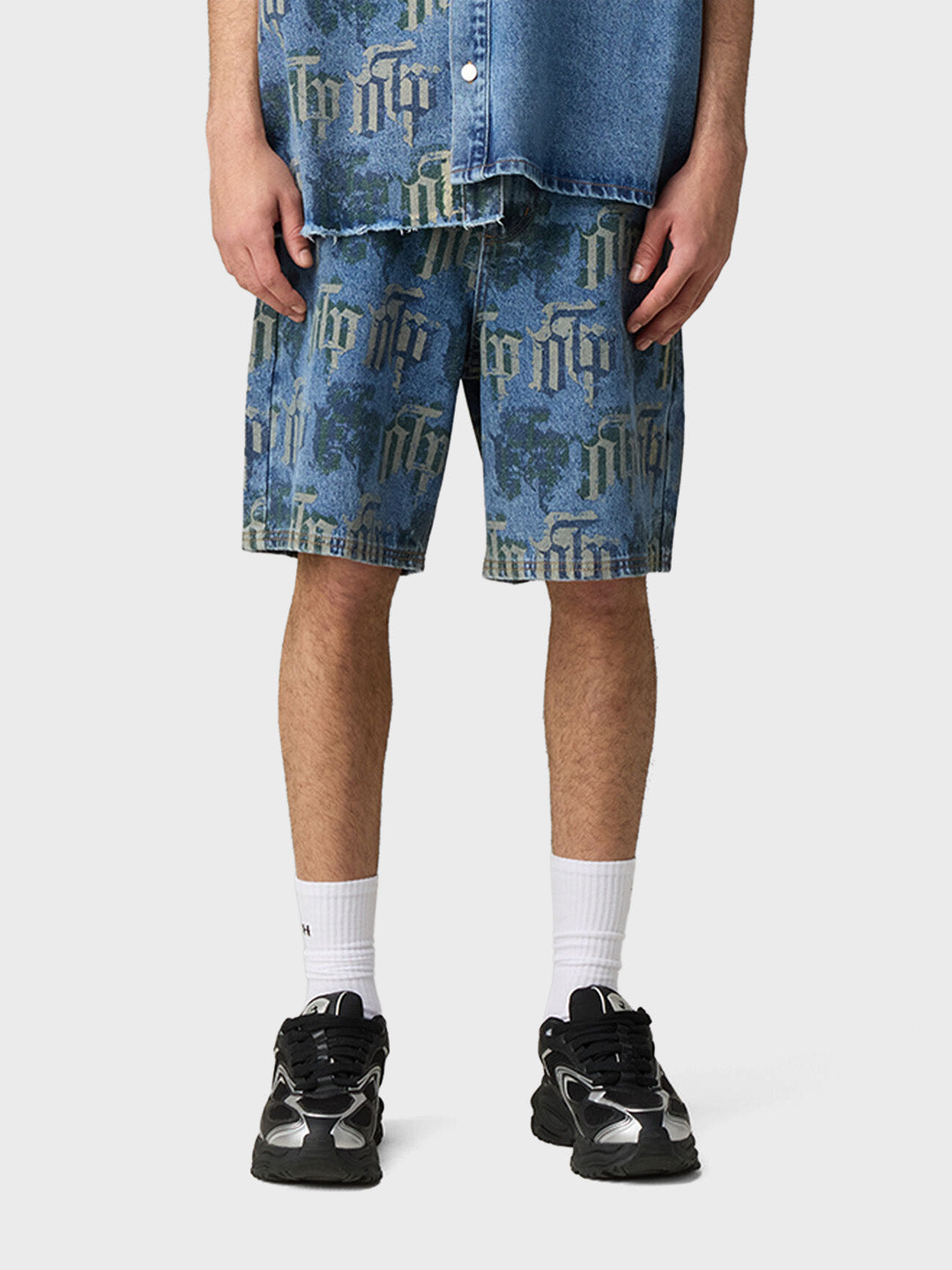 Off The Pitch Fraktur Denim Shorts Stone Wash - model voorkant