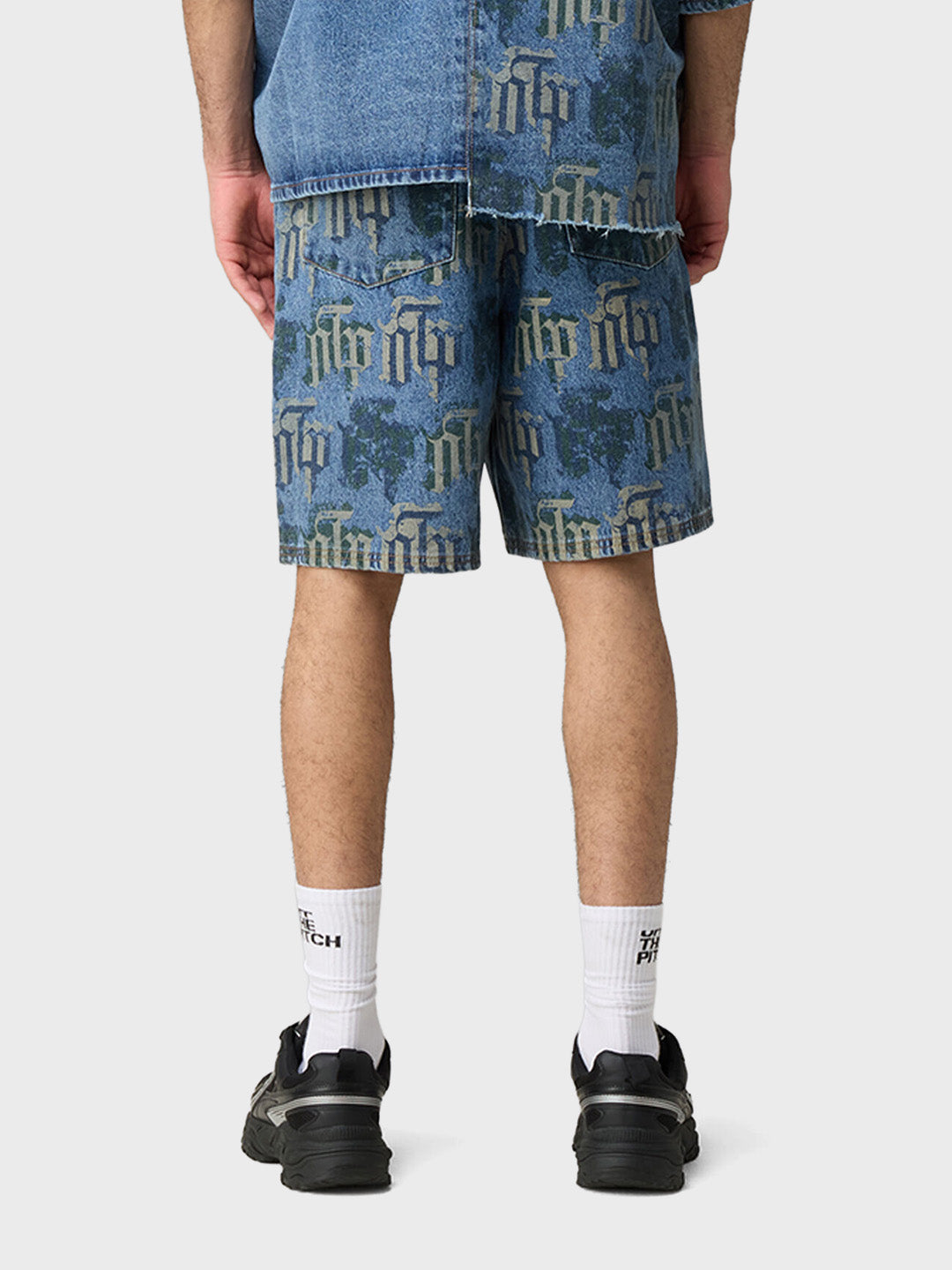 Off The Pitch Fraktur Denim Shorts Stone Wash - model achterkant