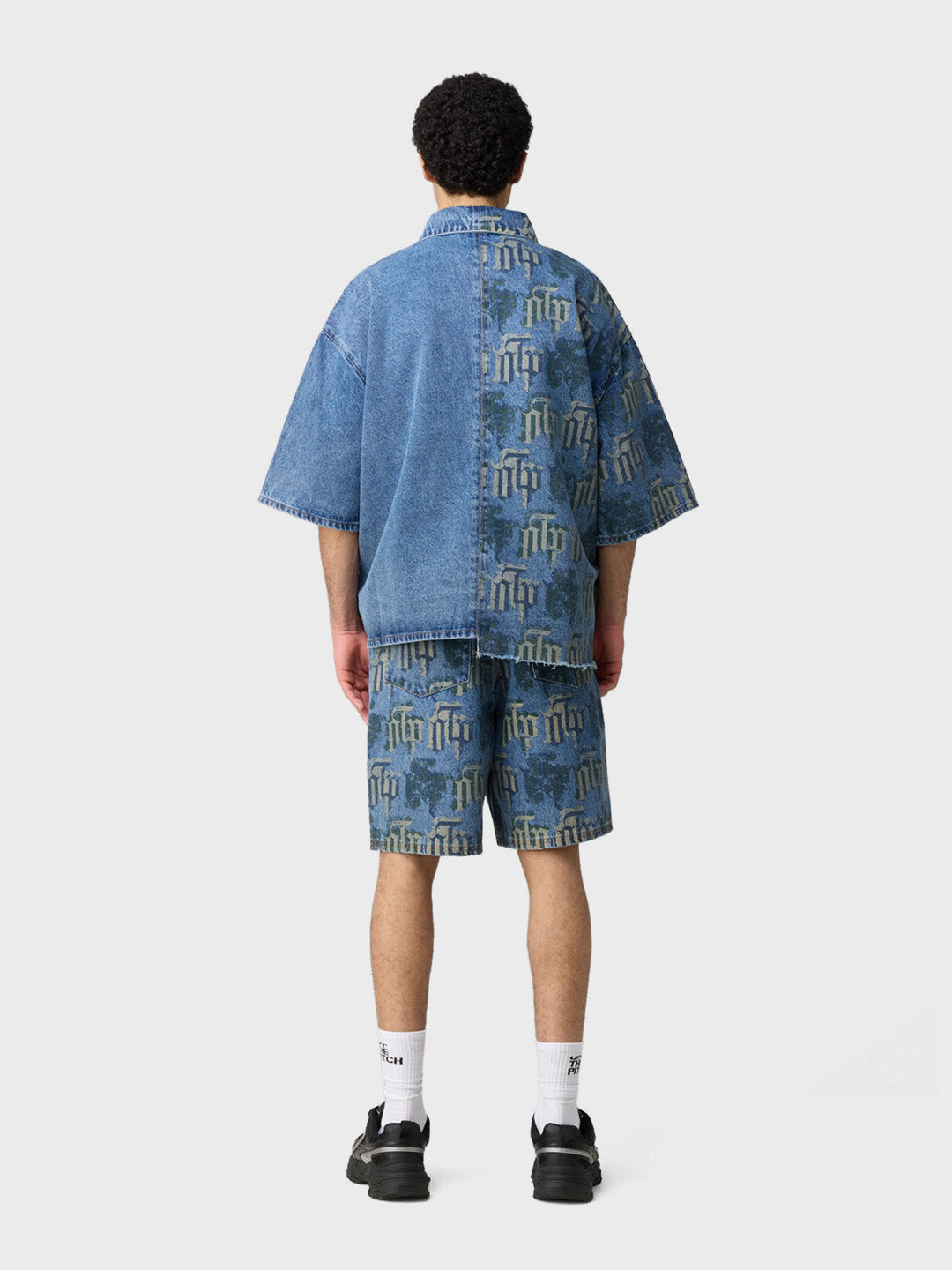 Off The Pitch Fraktur Denim Shorts Stone Wash - outfit achterkant