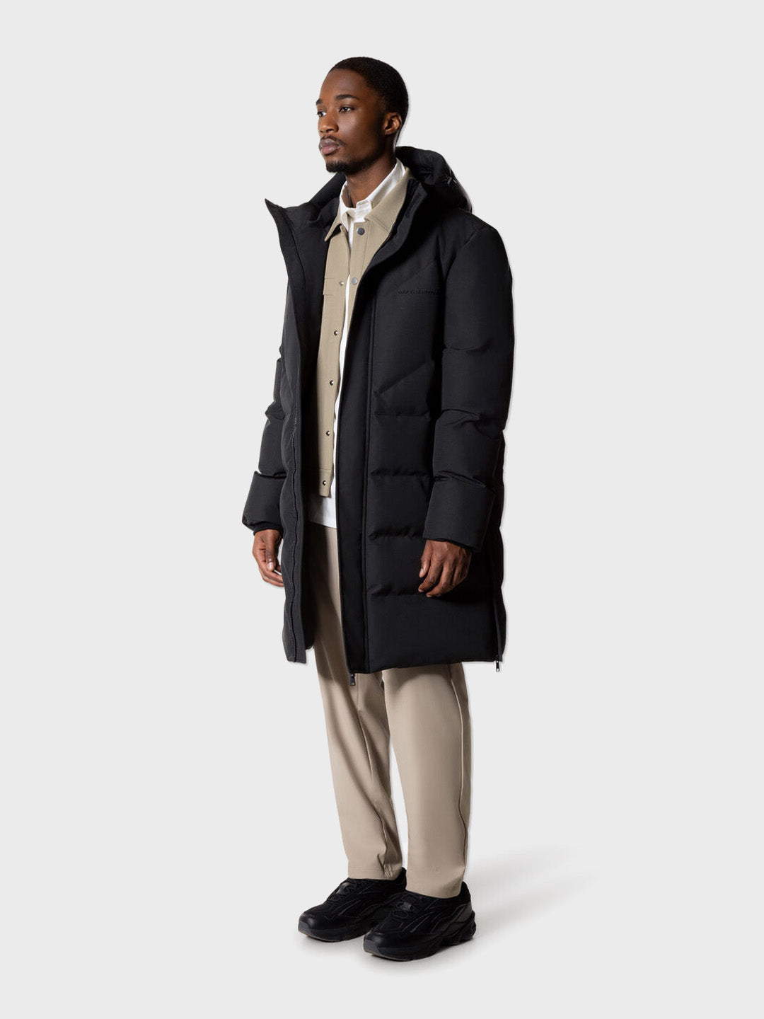 Off The Pitch Longline Puffer Jacket Black – full outfit schuin vooraanzicht