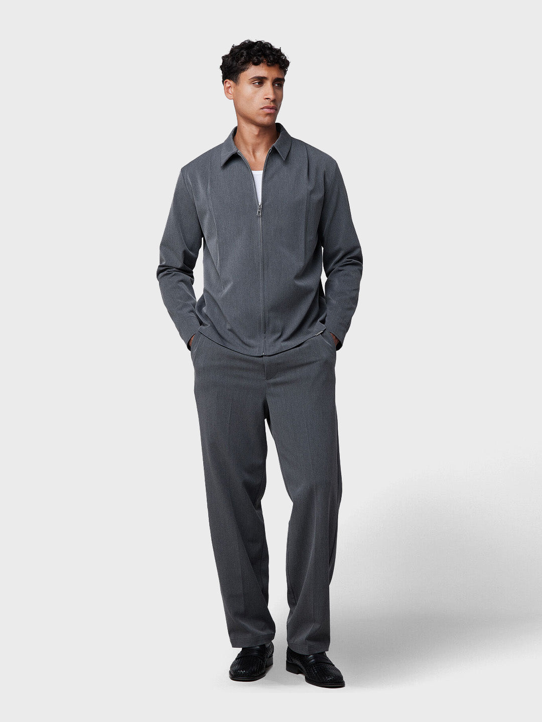 Volledige outfit met Off The Pitch Pleated overshirt en trousers – Dark Shadow