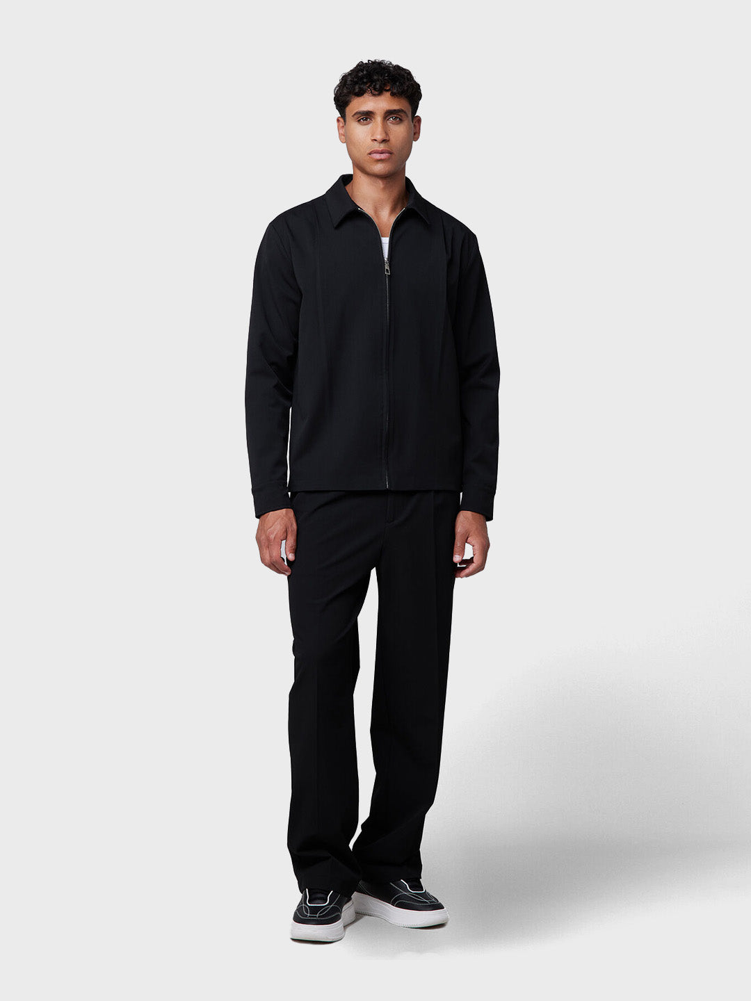 Off The Pitch Pleated Trouser Black met overshirt outfit