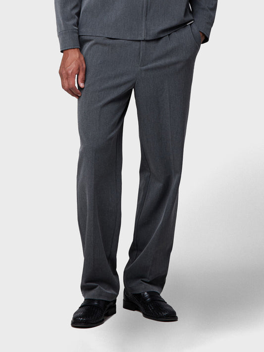 Off The Pitch Pleated trousers Dark Shadow – model voorkant