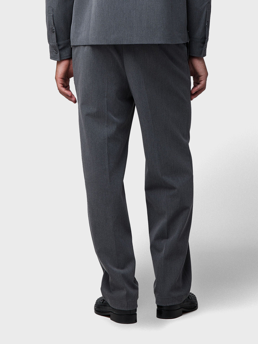 Donkergrijze straight fit trousers van Off The Pitch – model achterkant