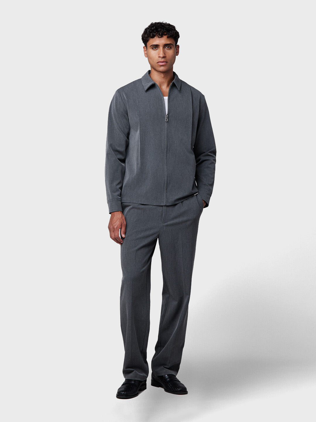 Volledige outfit met Off The Pitch Pleated trousers en overshirt – Dark Shadow