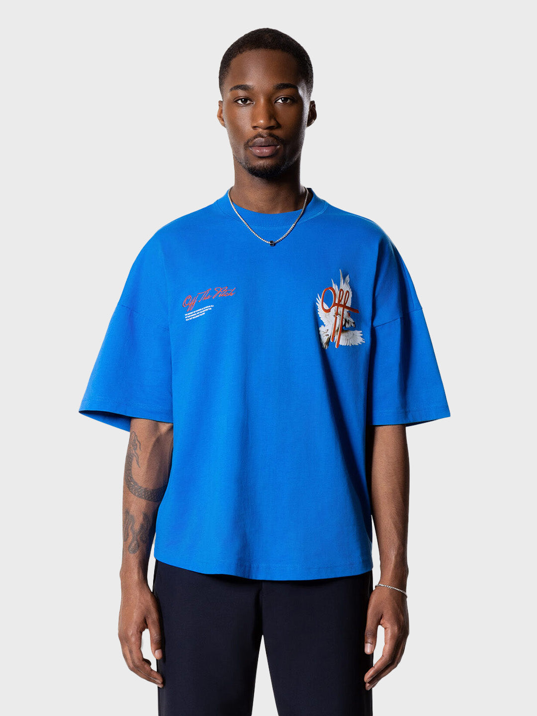 Model draagt Off The Pitch Rebirth T-Shirt in blauw – vooraanzicht
