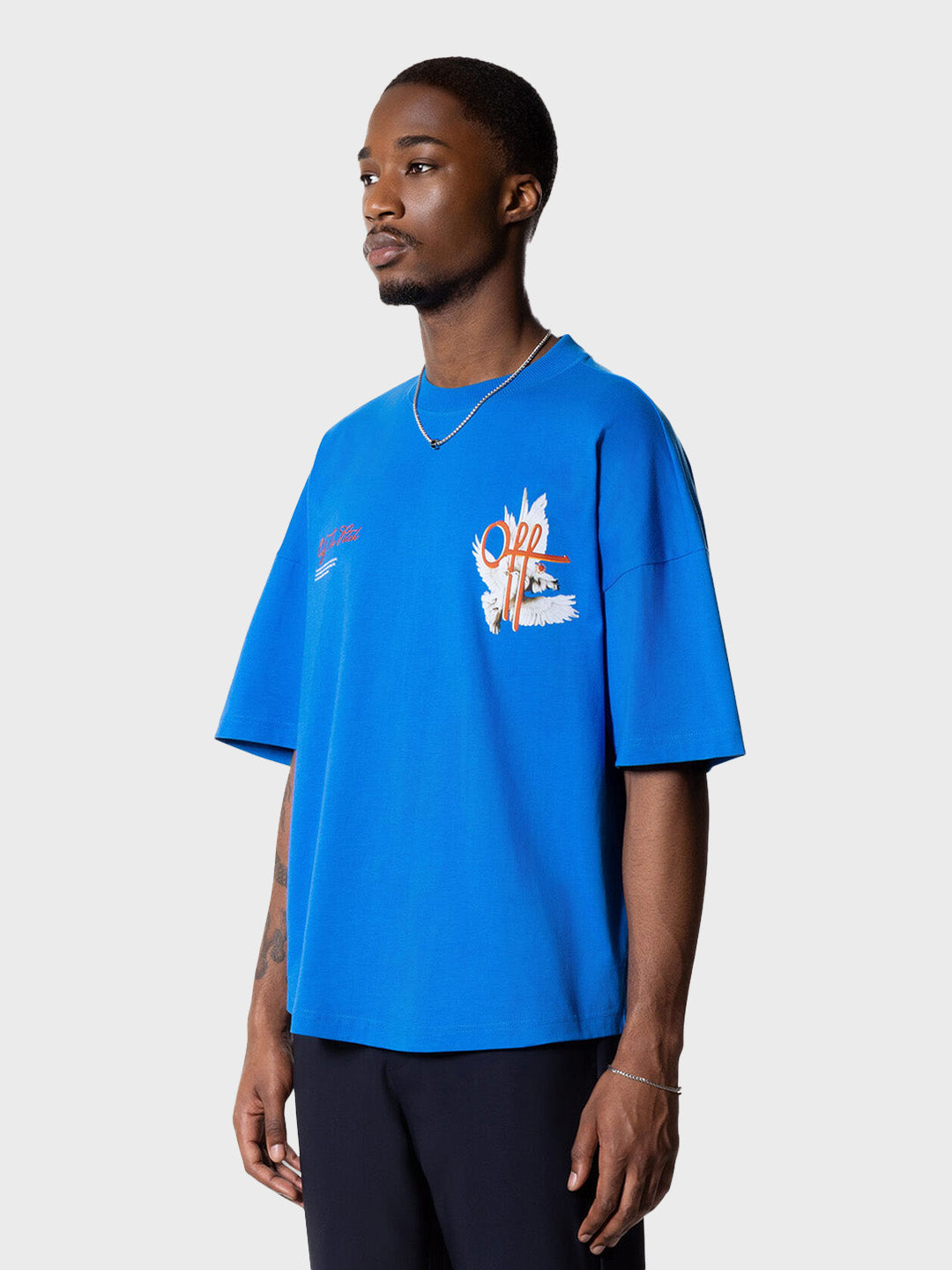 Model draagt Off The Pitch Rebirth T-Shirt in blauw – zijaanzicht