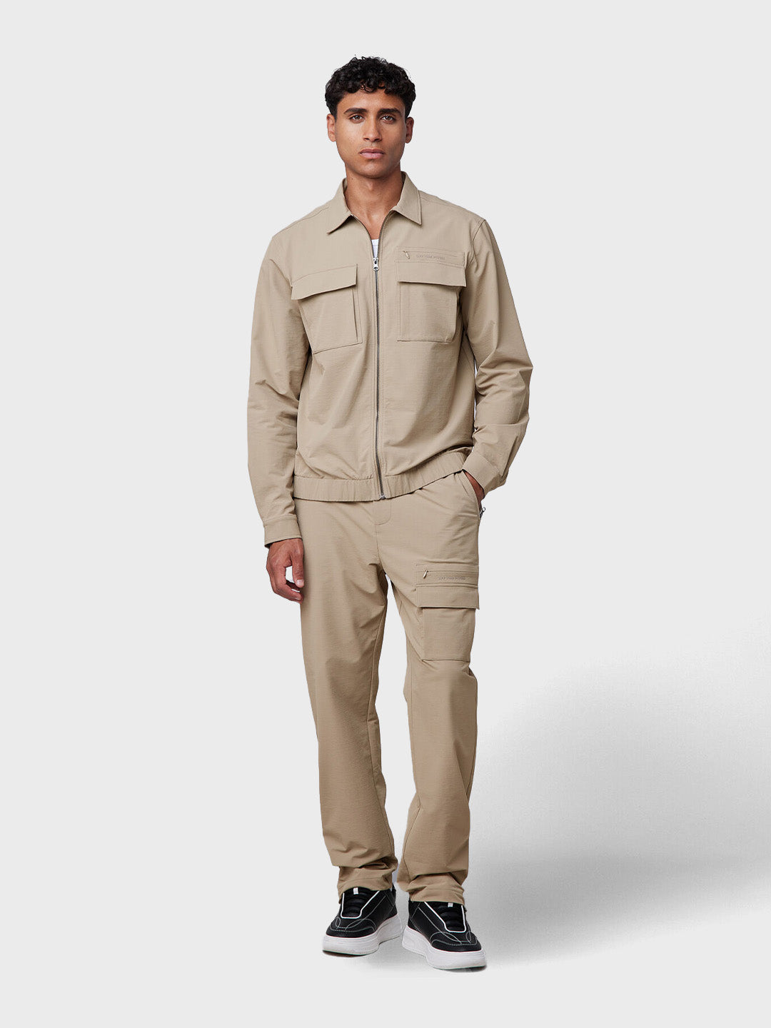 Off The Pitch Utility Maze Jacket en Utility Maze Pants in Sand