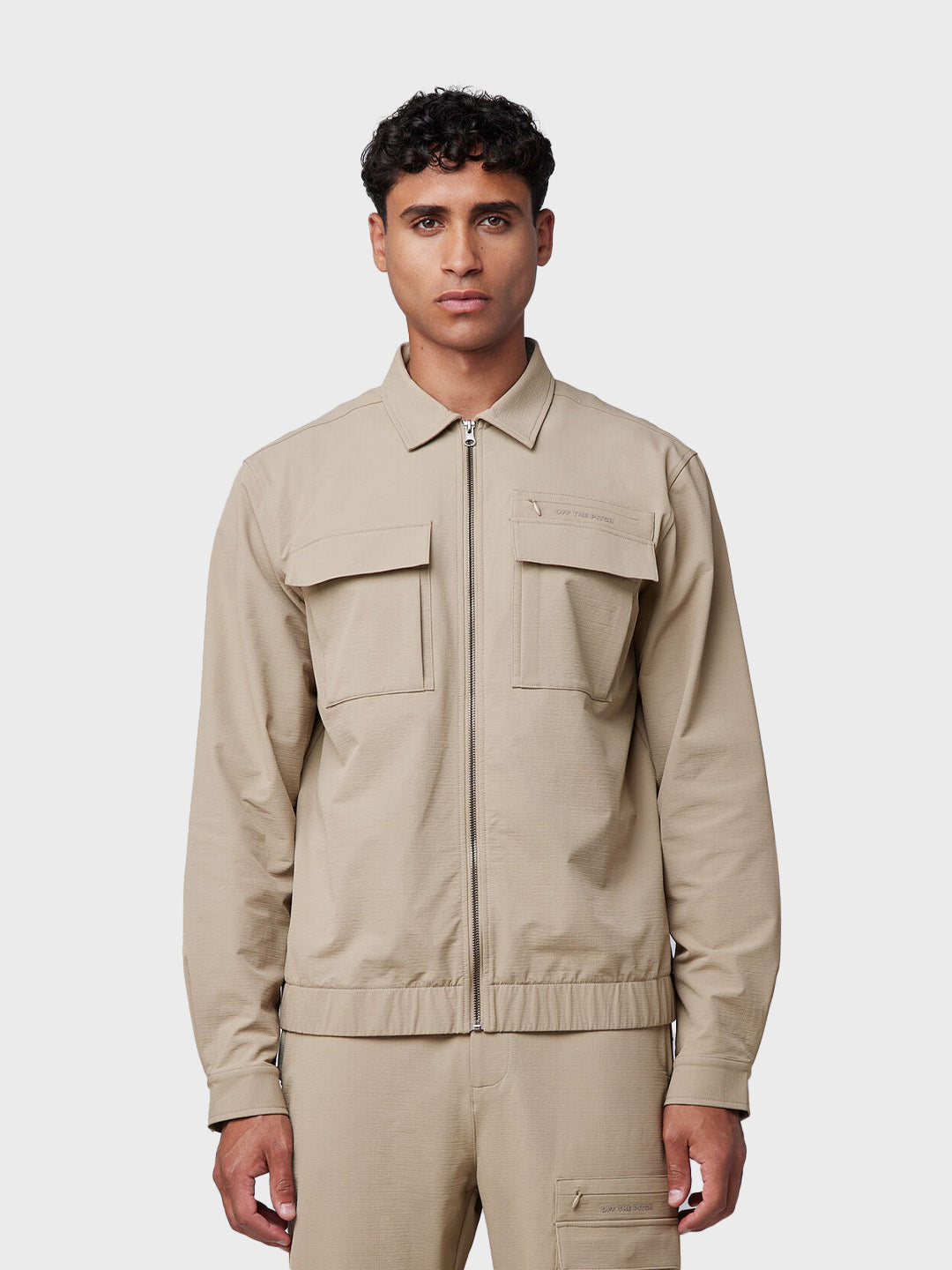 Off The Pitch Utility Maze Jacket Sand – model voorkant