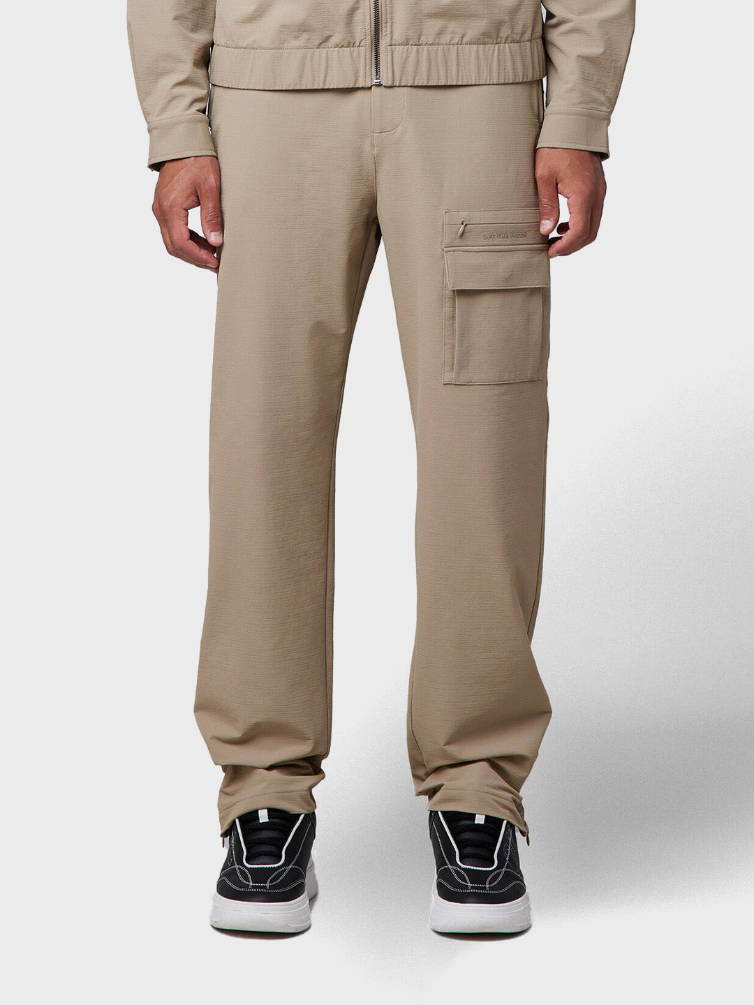 Off The Pitch Utility Maze Pants Sand – model voorkant