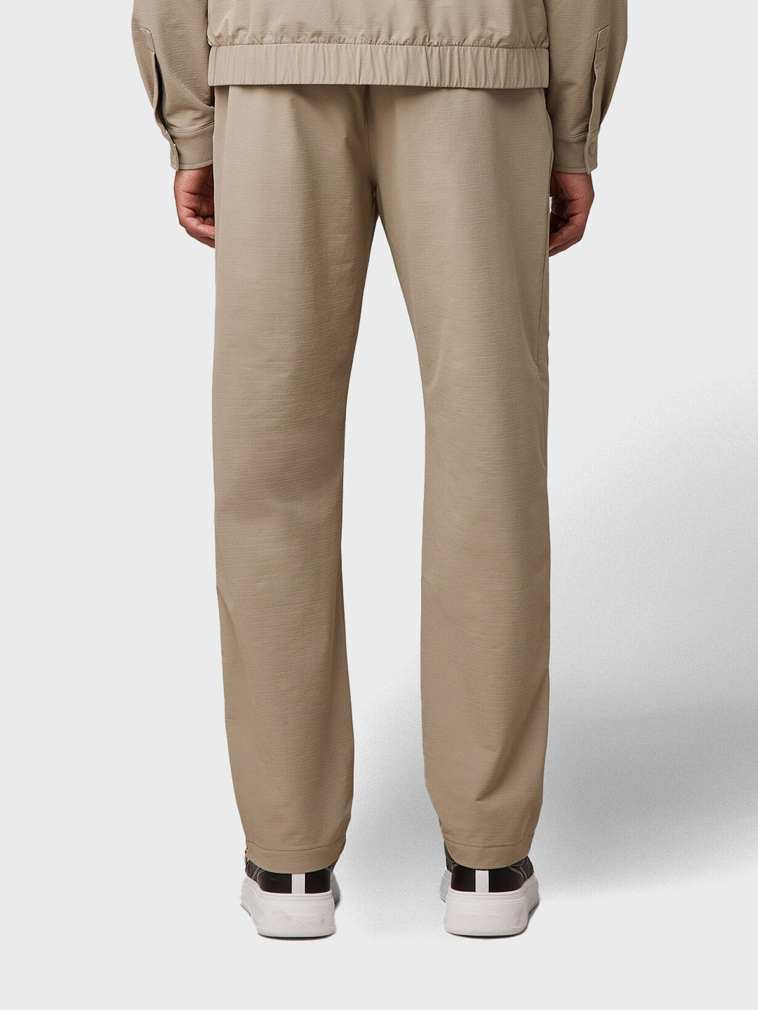 Off The Pitch Utility Maze Pants Sand – model achterkant