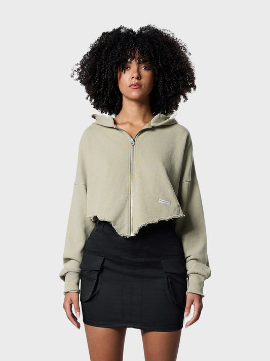 Model draagt OTP Frayed Cropped Hoodie – vooraanzicht
