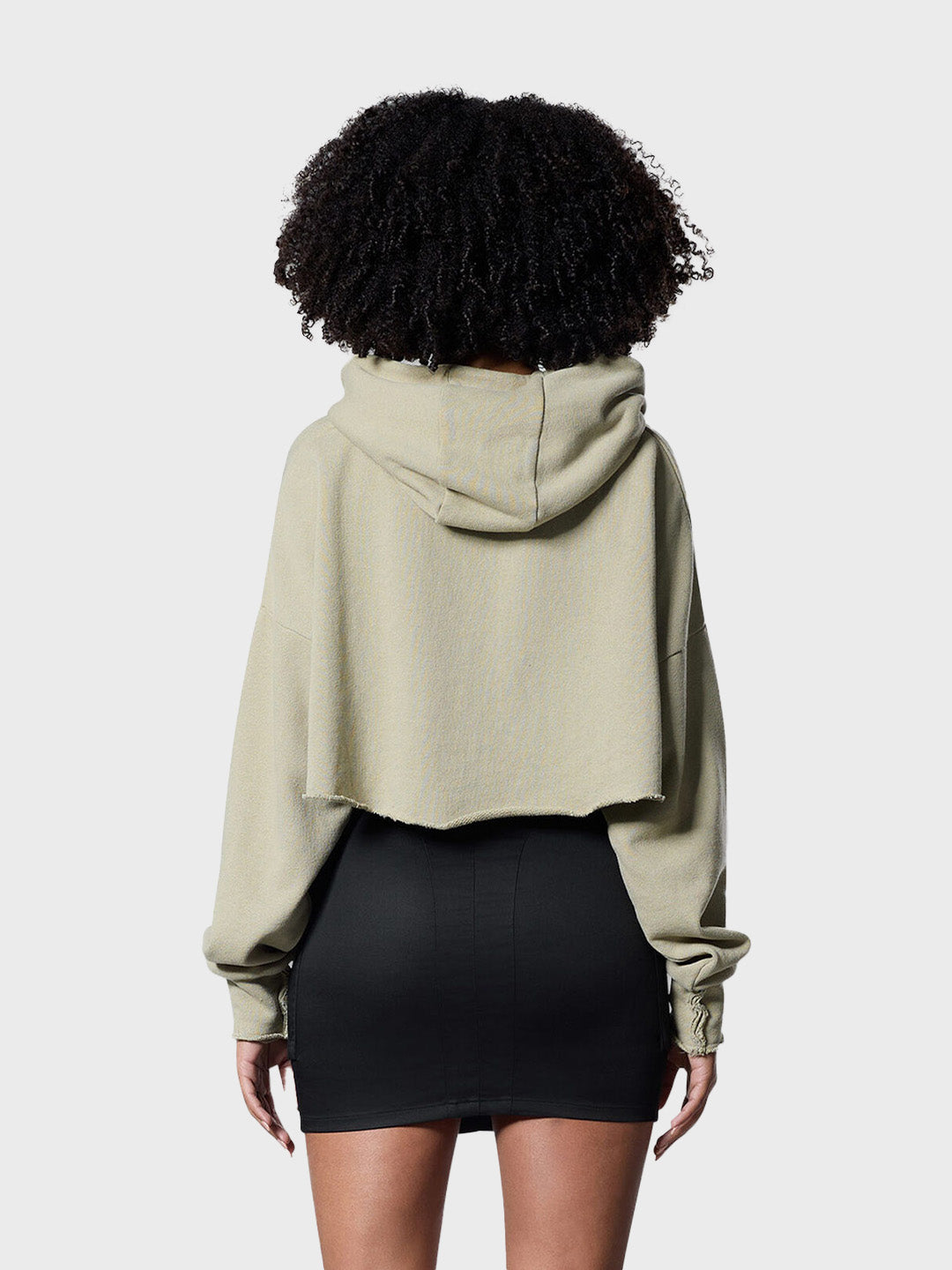 Achteraanzicht van de cropped hoodie in army sand