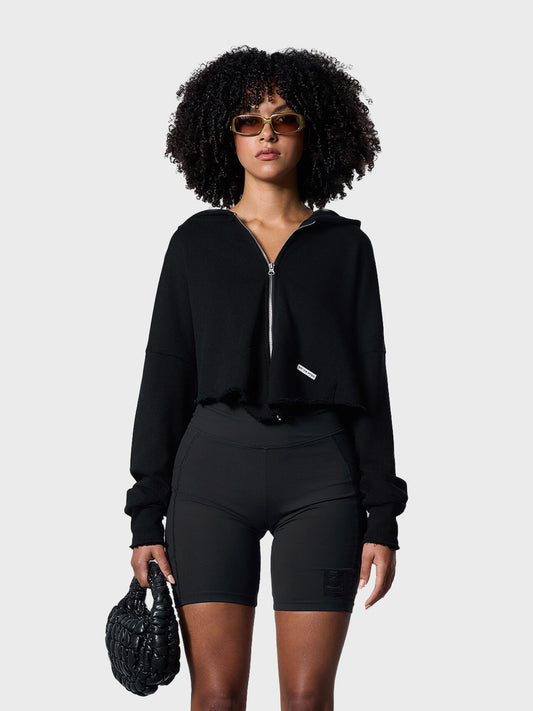 Model draagt OTP Frayed Cropped Hoodie in zwart – vooraanzicht