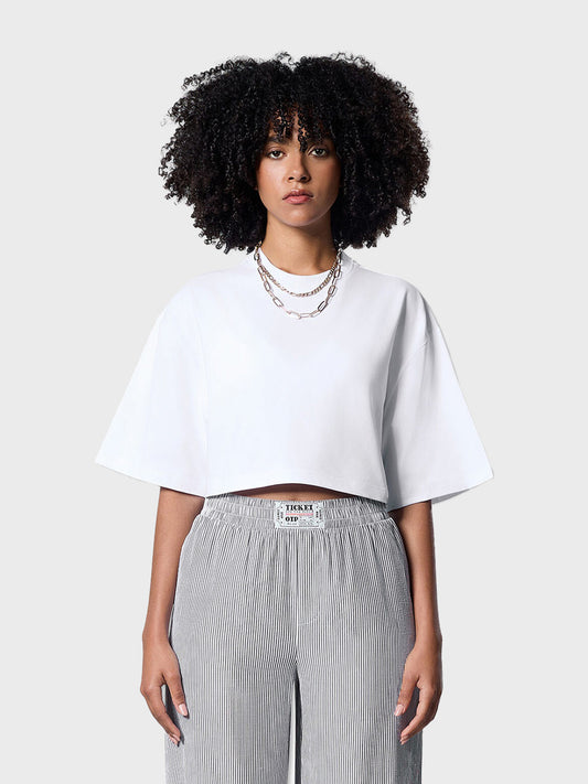 Model draagt Off The Pitch Lana Cropped Tee | White – vooraanzicht