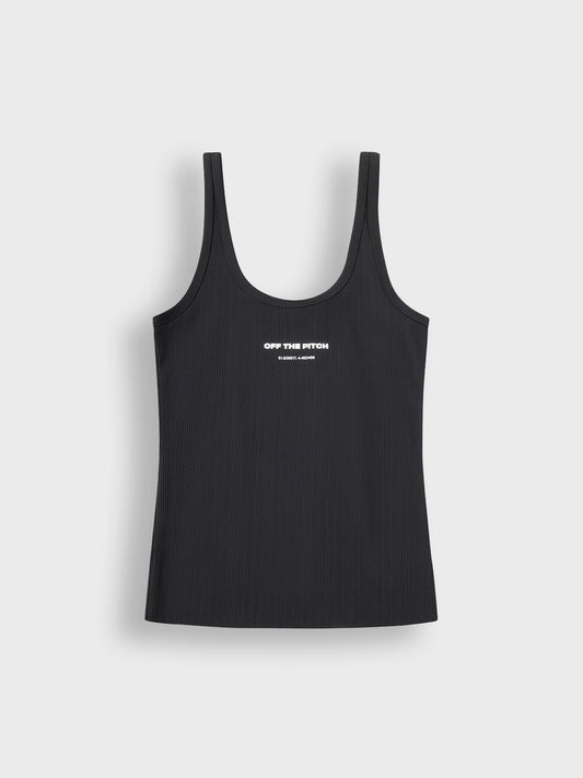 Zwarte ribbed tanktop van Off The Pitch, voorkant met zichtbaar logo op de borst