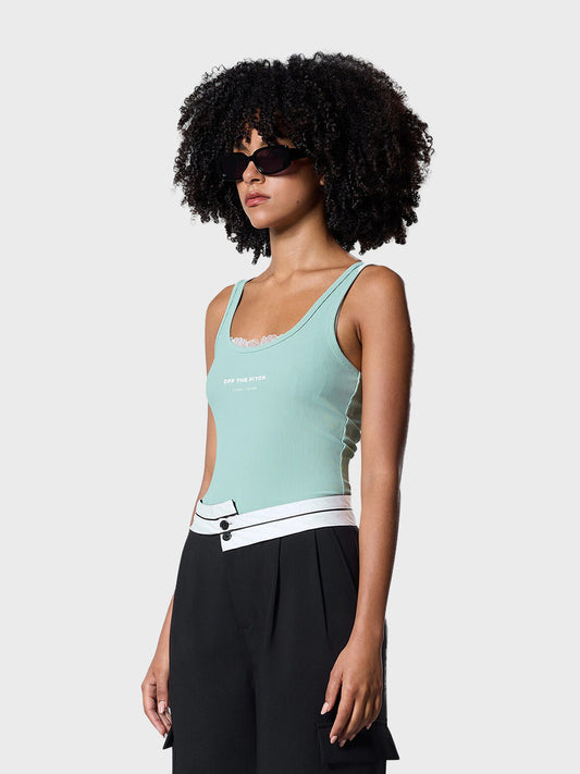 Model draagt lichtgroene ribbed tanktop van Off The Pitch