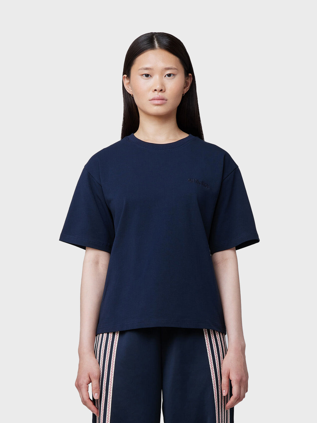 Model draagt Off The Pitch Women Wardrobe T-Shirt Navy – voorkant