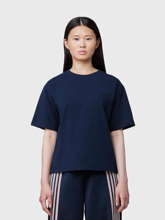 Model draagt Off The Pitch Women Wardrobe T-Shirt Navy – voorkant