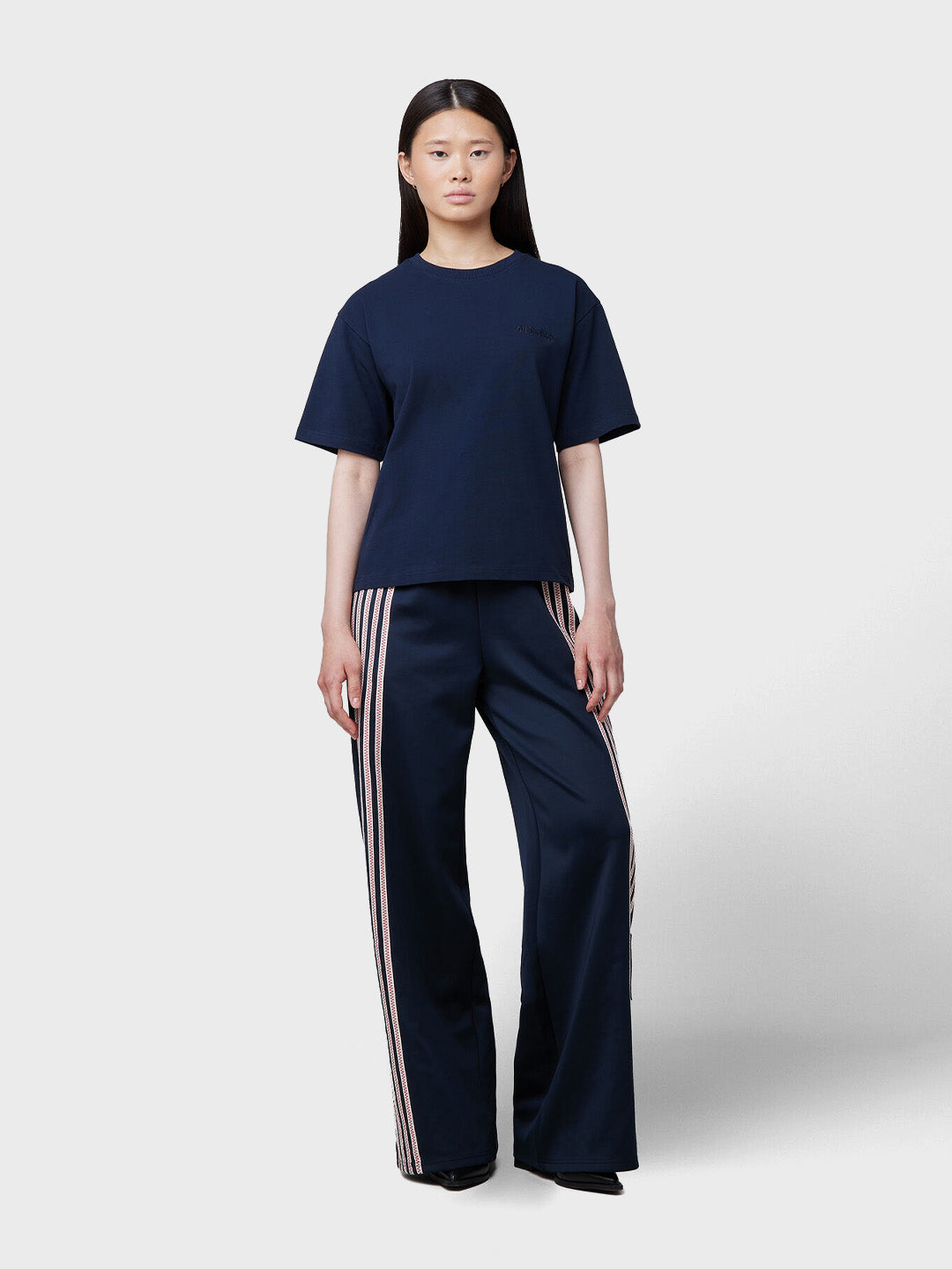 Outfitfoto – Off The Pitch Women Wardrobe T-Shirt Navy gecombineerd met jogger