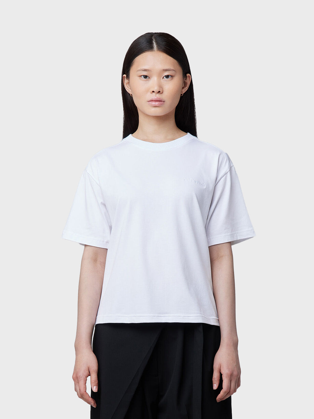 Model draagt Off The Pitch Women Wardrobe T-Shirt White – voorkant