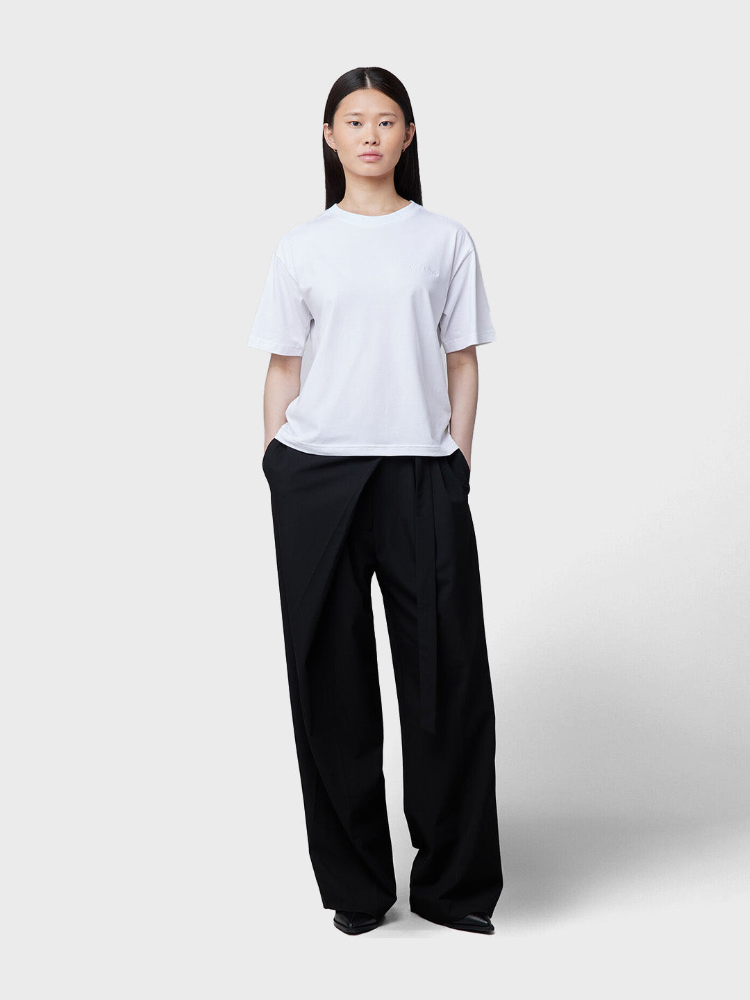 Outfitfoto – witte Off The Pitch Women Wardrobe Tee gecombineerd met pantalon