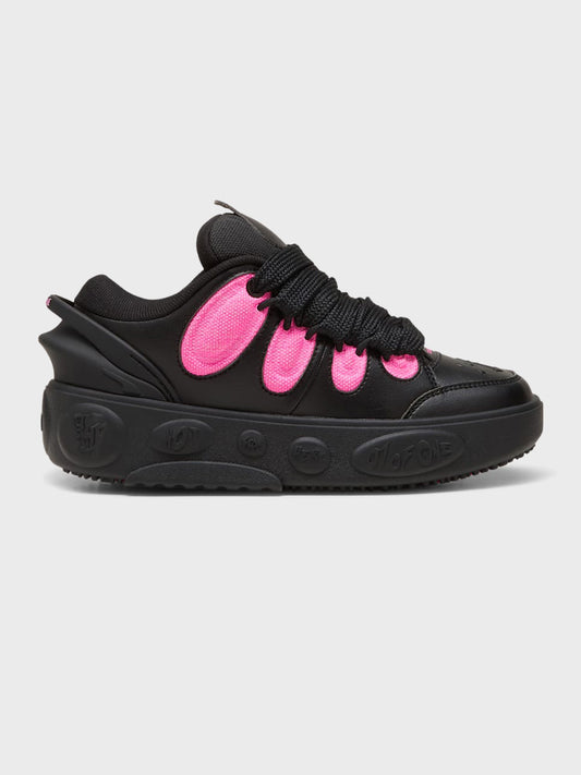 Zijkant van de Puma x LaMelo Ball LaFrancé Untouchable Sneakers in zwart met roze accenten