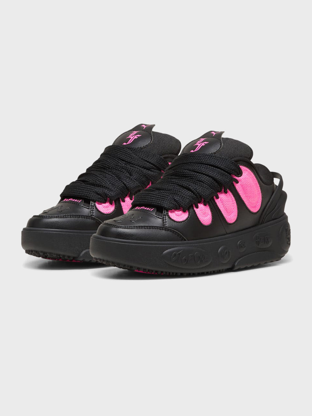 Schuin vooraanzicht van het paar sneakers in black/pink