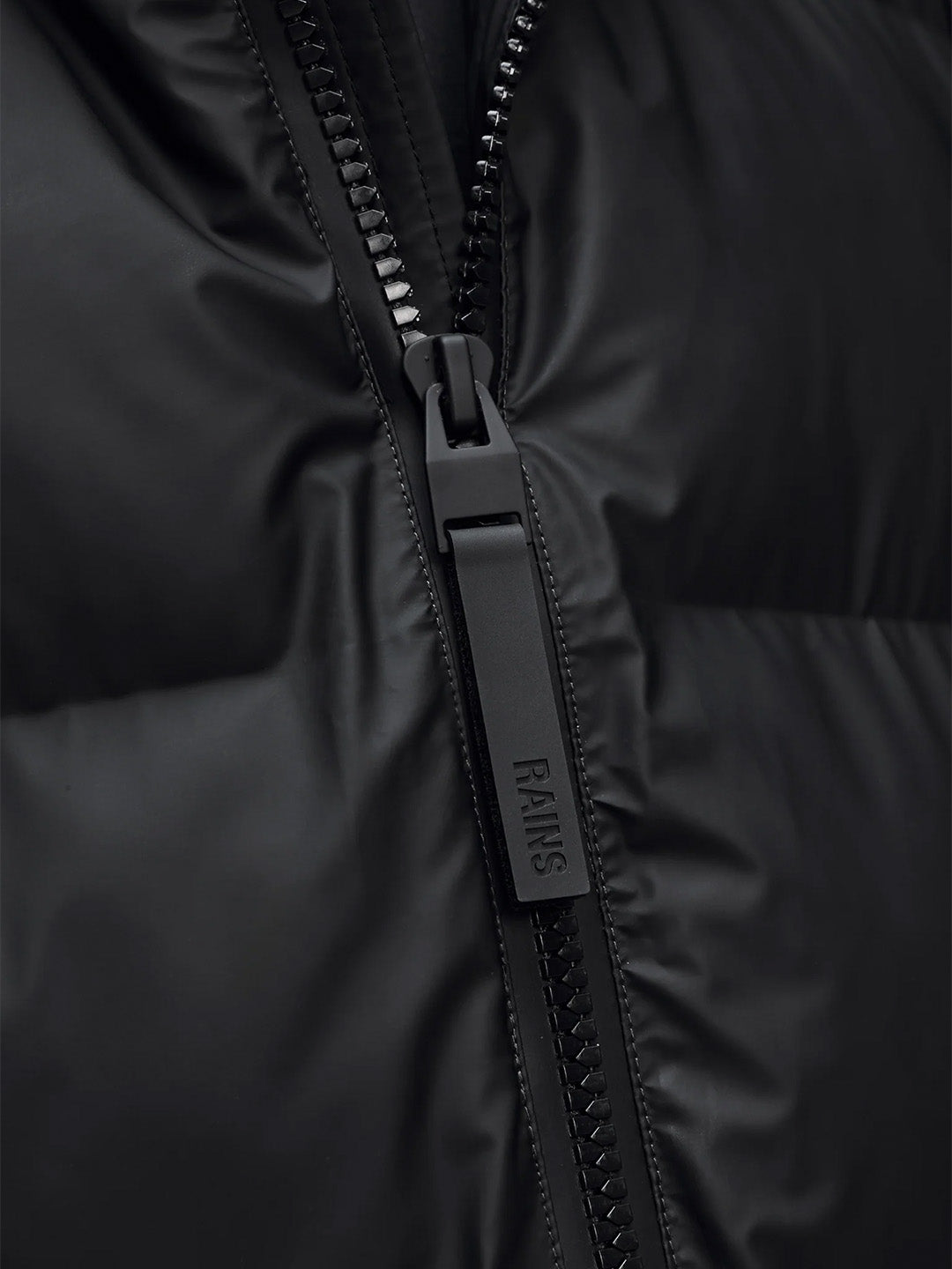 Rains Alta Puffer Jacket Black – close-up rits
