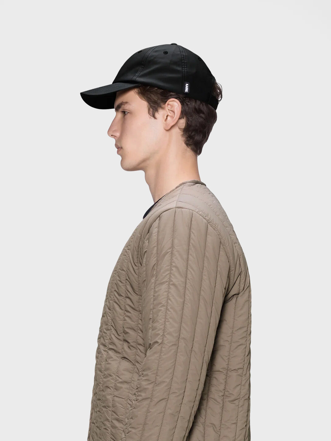 Rains Cap Black – model zijaanzicht
