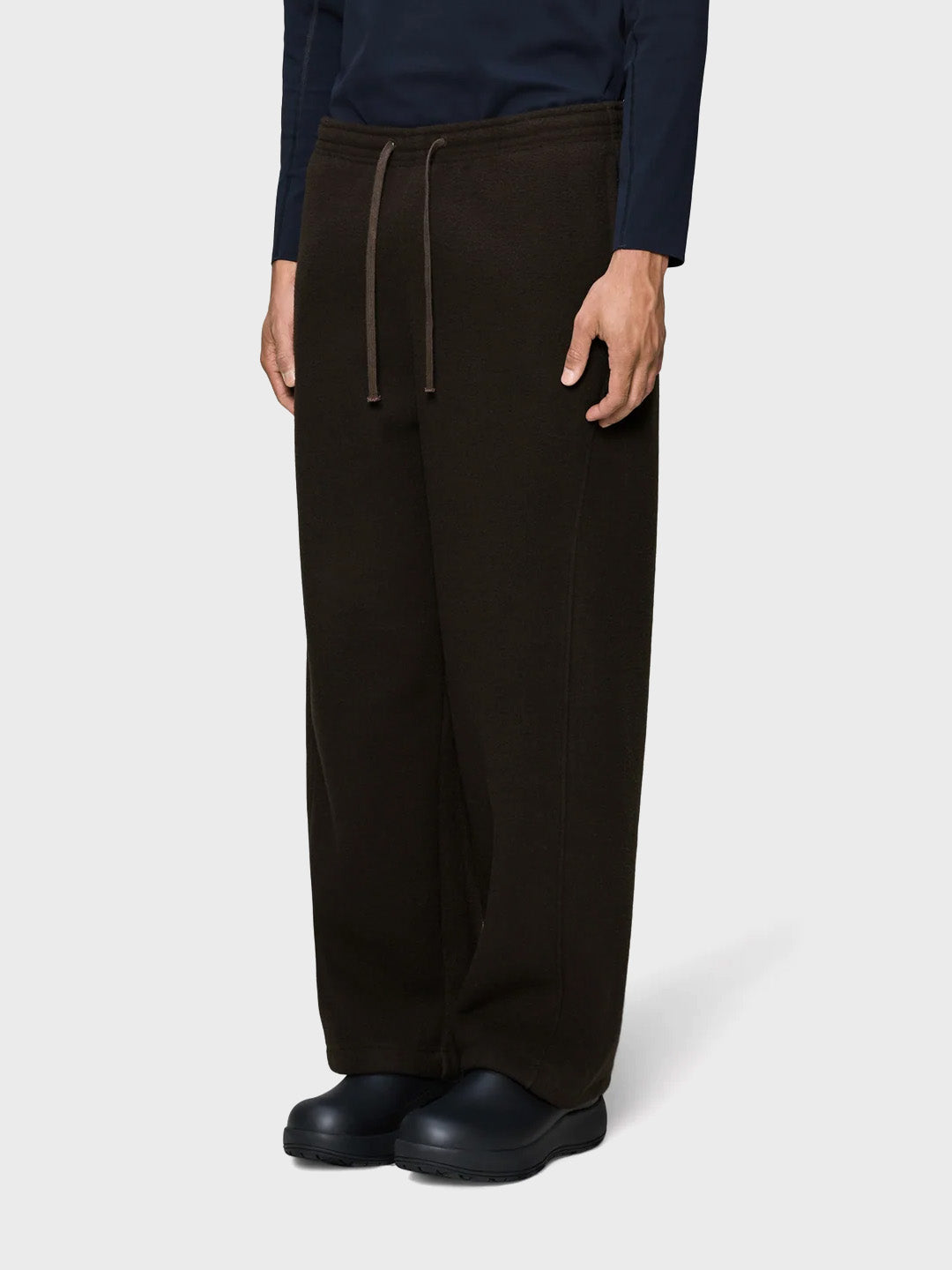 Rains Fleece Pants Bark – zijkant voor