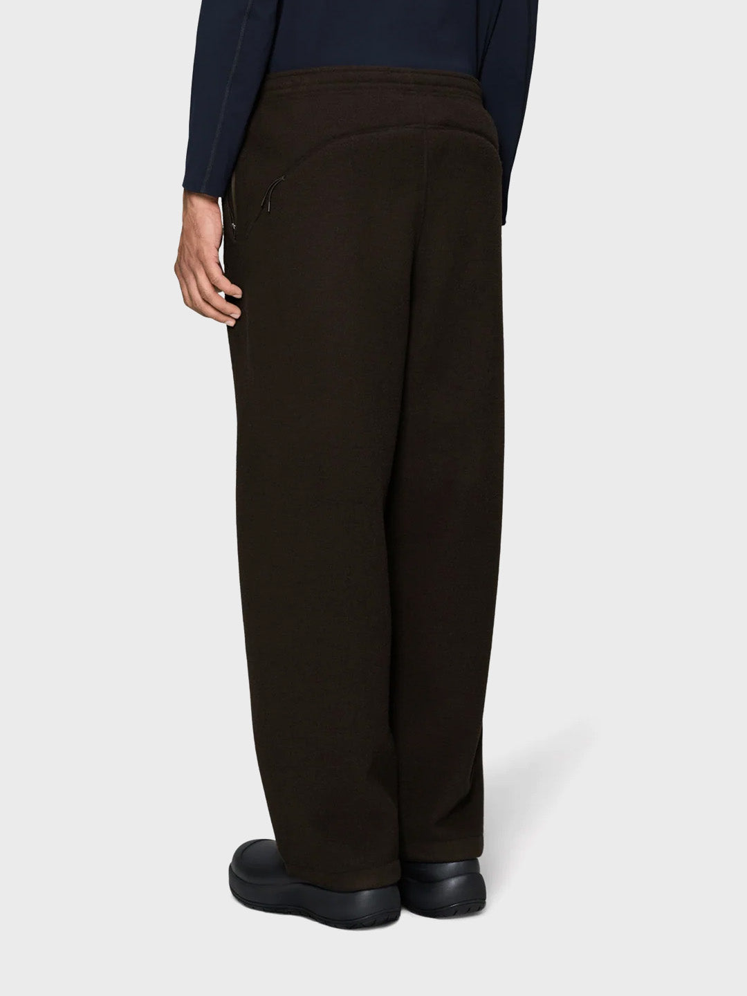 Rains Fleece Pants Bark – zijkant achter