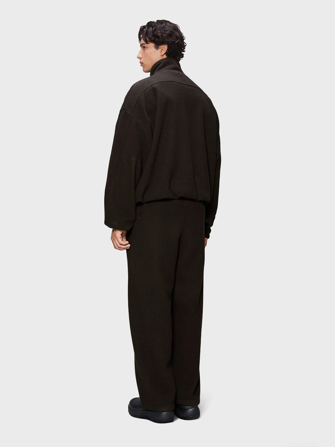 Rains Fleece Pants Bark – outfit achterkant